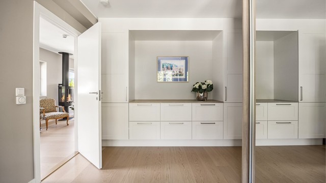 Hovedsoverommet har en romslig skyvedørsgarderobe og en plassbygd skapinnredning med høyskap samt skuffer.
