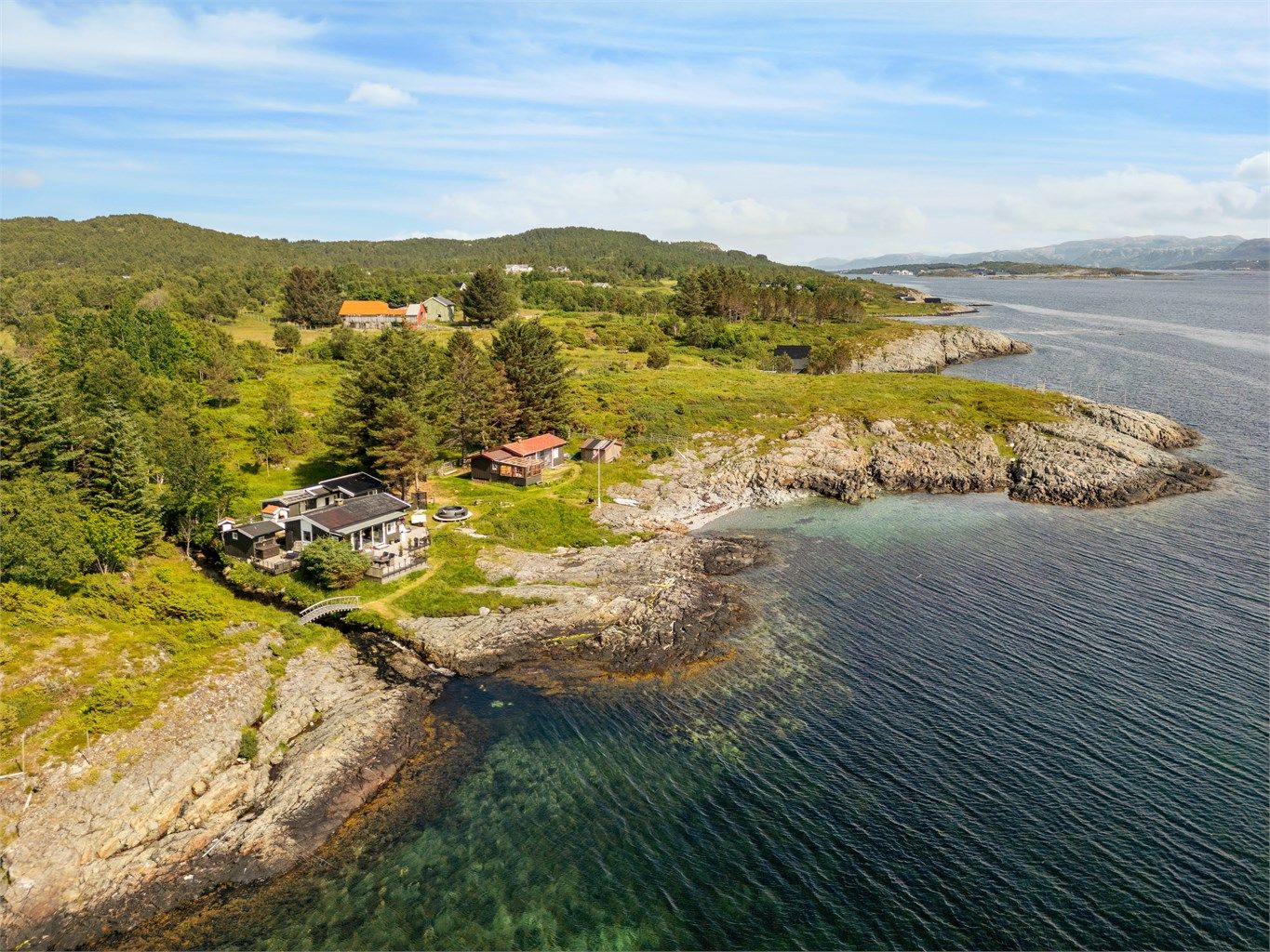 Rema 1000 Sandstad og Bunnpris Sandstad er de nærmeste dagligvarebutikkene og ligger kun 5 og 8 minutter unna med bil. Det finnes også en rekke av andre servicetilbud i sentrum, og Fillan holder til kun 19 minutter med bil unna. 