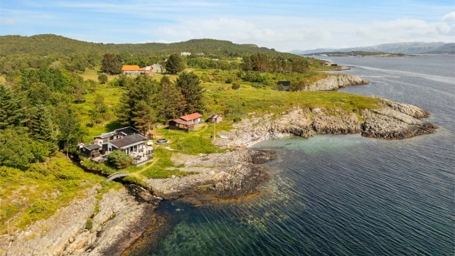 Rema 1000 Sandstad og Bunnpris Sandstad er de nærmeste dagligvarebutikkene og ligger kun 5 og 8 minutter unna med bil. Det finnes også en rekke av andre servicetilbud i sentrum, og Fillan holder til kun 19 minutter med bil unna.