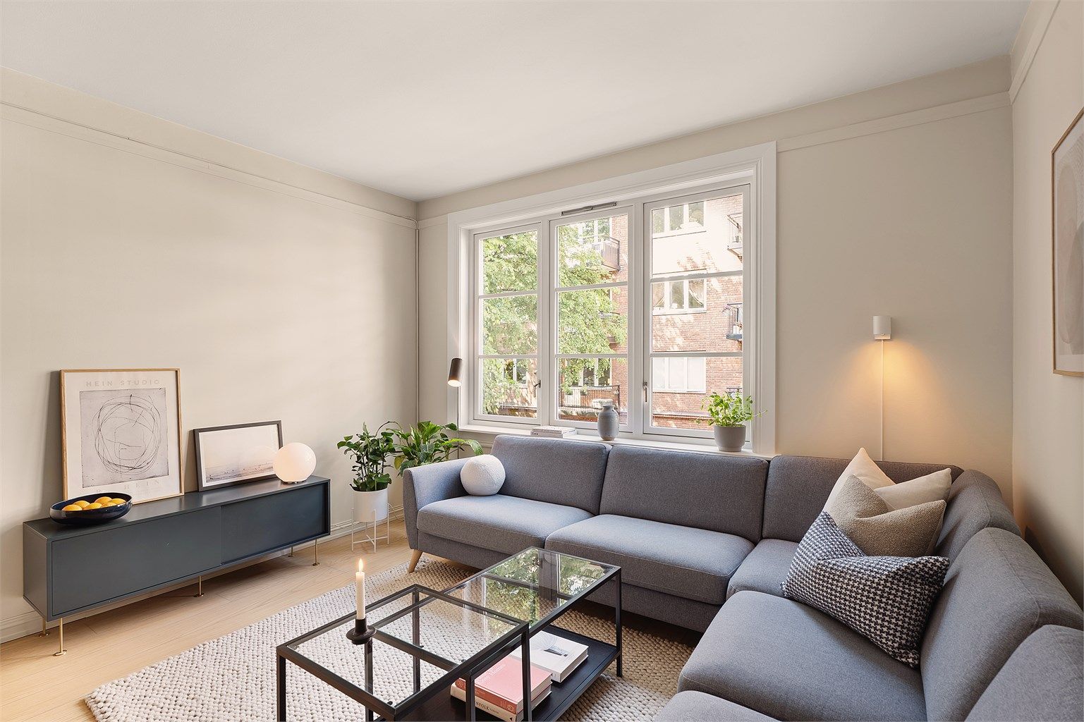 Stue med delvis åpen løsning til kjøkkenet og godt med lysinnslipp fra store vindusflater. 