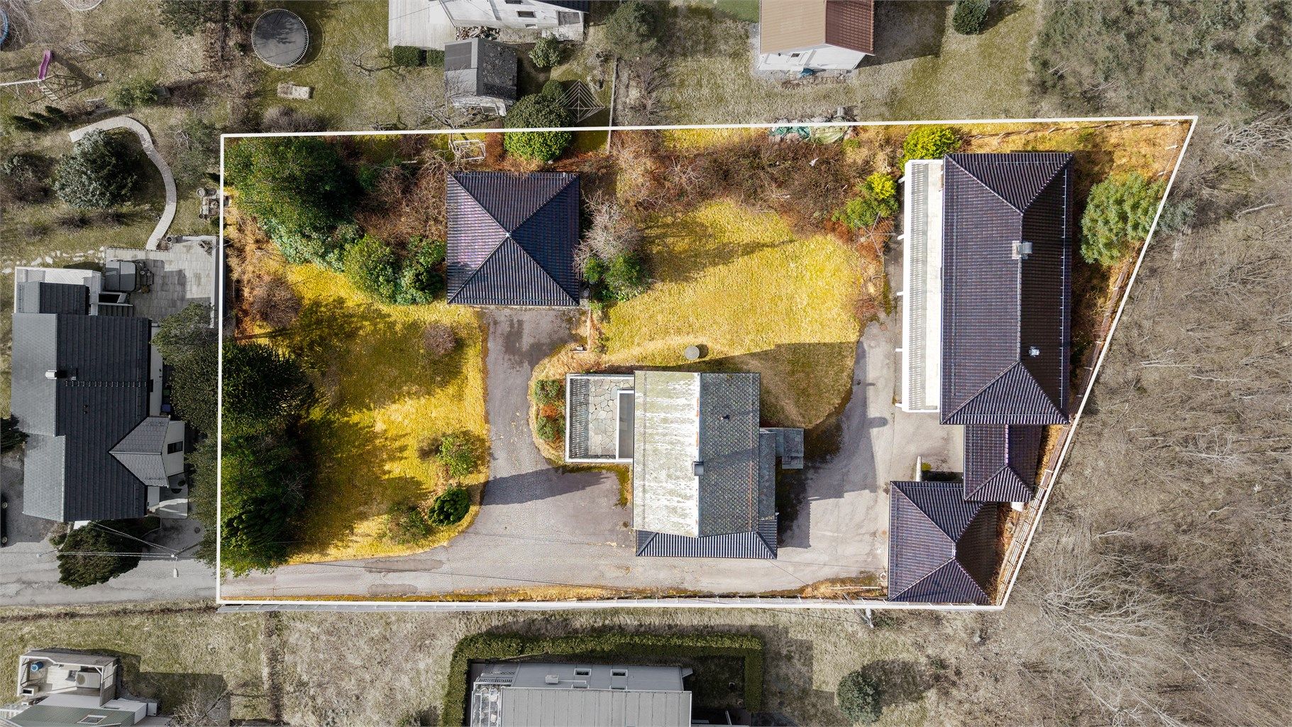 Tomtegrensen er markert for å vise den store felles eiendommen på 1.999,1 m².