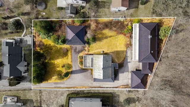 Tomtegrensen er markert for å vise den store felles eiendommen på 1.999,1 m².