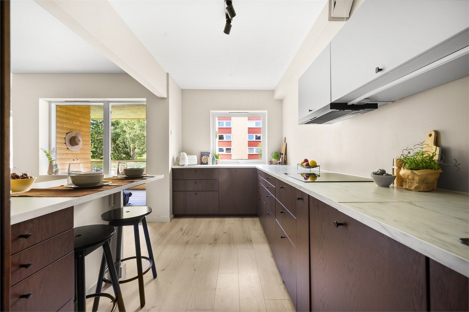 Mulighet for å lage et ekstra soverom ved å sette opp vegg nederst i kjøkkenet. Se alternativ plantegning.