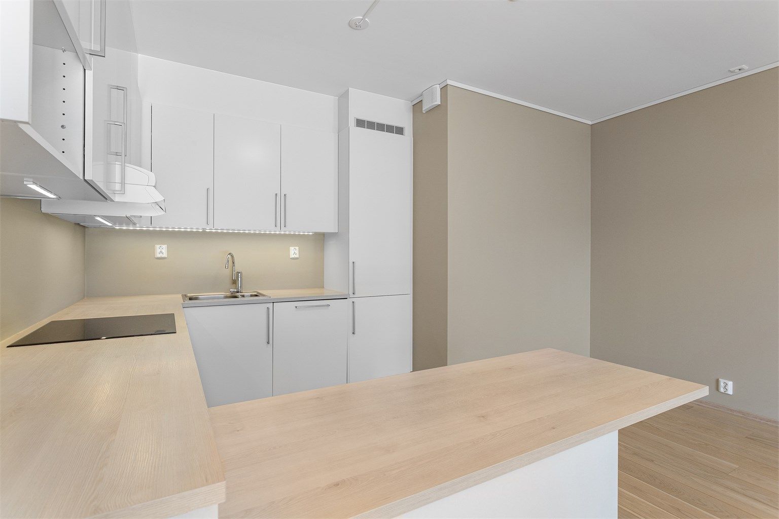 Over- og underskap i hvit utførelse.