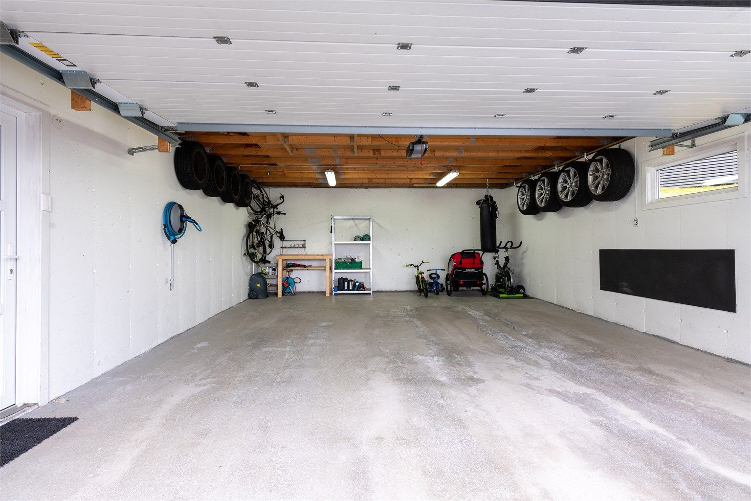 Garasjen er meget romslig og utstyrt med elbillader.