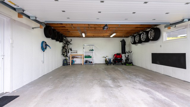 Garasjen er meget romslig og utstyrt med elbillader.