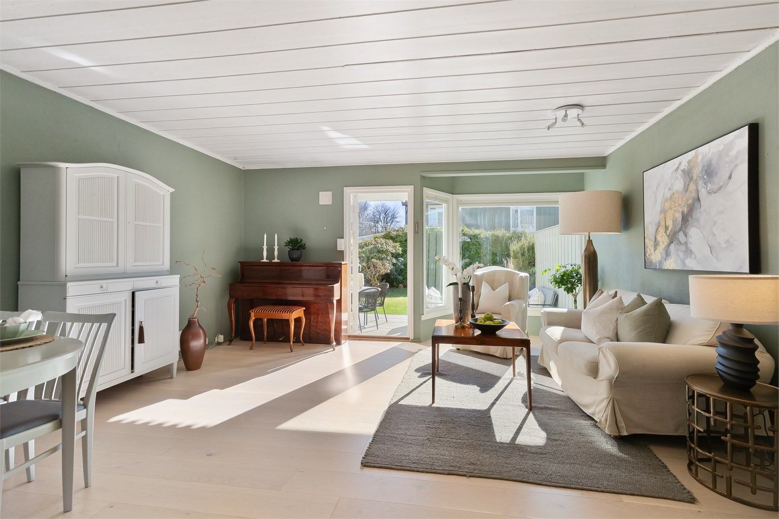 Store vindusflater slipper inn rikelig med naturlig lys.