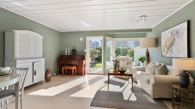 Store vindusflater slipper inn rikelig med naturlig lys.