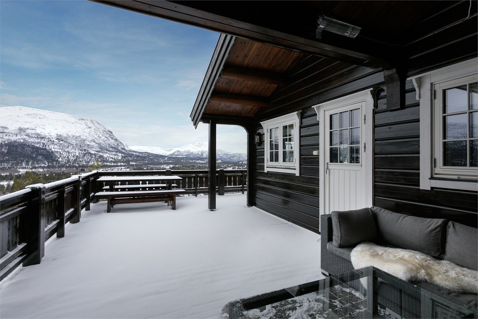 Stor og romslig terrasse som dels er overbygd