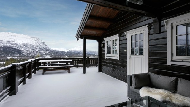 Stor og romslig terrasse som dels er overbygd