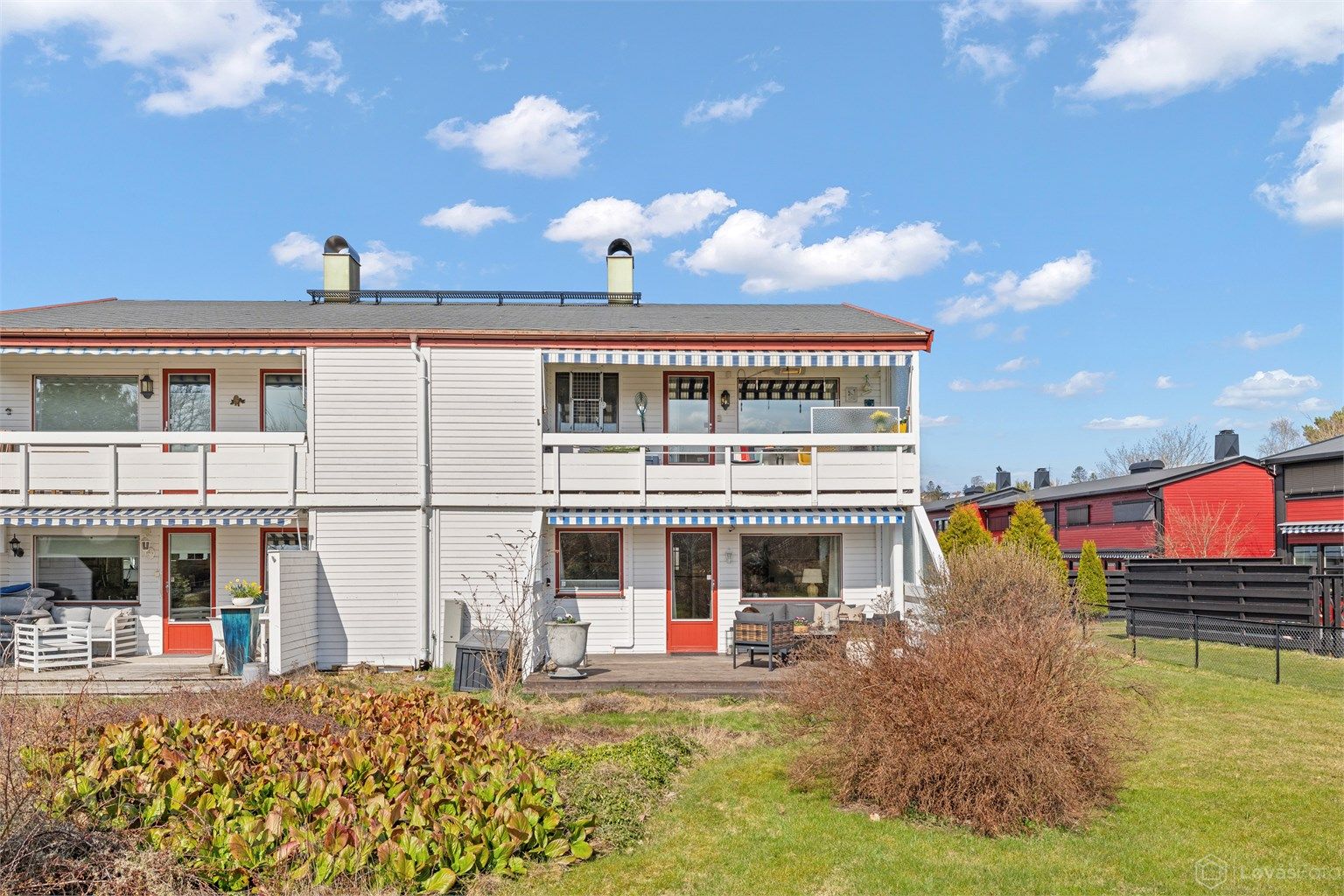 Leiligheten ligger i første etasje med enkel og trappefri adkomst rett ut til hagen.