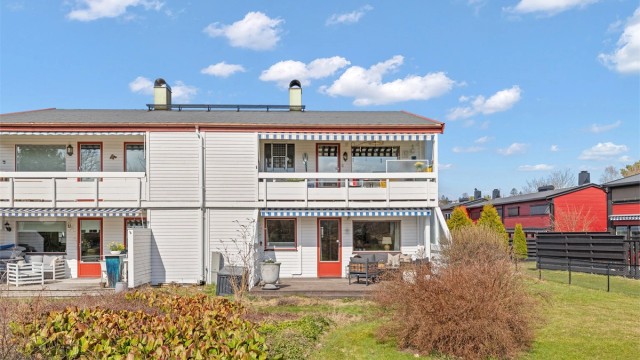 Leiligheten ligger i første etasje med enkel og trappefri adkomst rett ut til hagen.