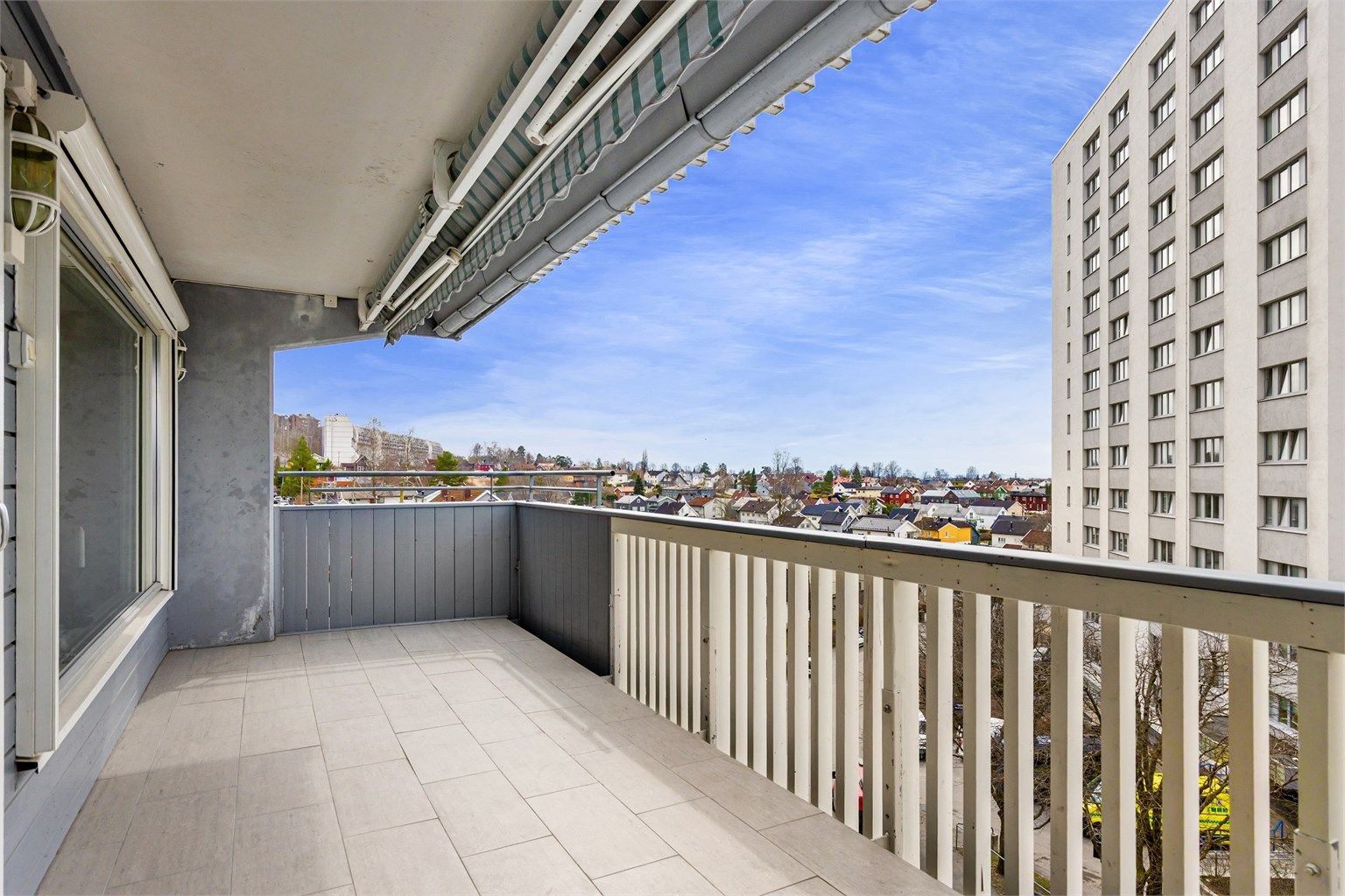 Terrassen er romslig med god plass til flere sittegrupper, gassgrill samt en fin plass å dekorere med planter, lykter og potter.