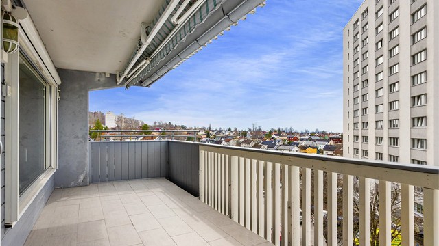 Terrassen er romslig med god plass til flere sittegrupper, gassgrill samt en fin plass å dekorere med planter, lykter og potter.