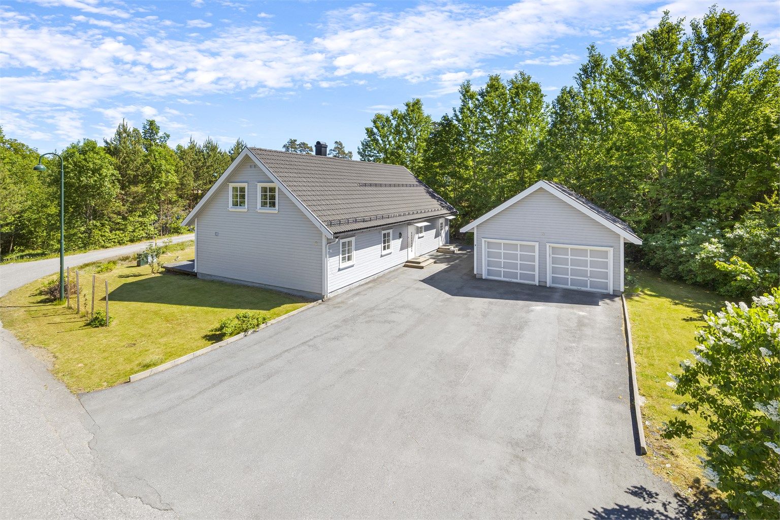 Velkommen til Holmsmyrveien 3 - En hyggelig enebolig over 2 plan med god planløsning, rolig og solrik beliggenhet, lettstelt opparbeidet tomt med dobbel garasje 