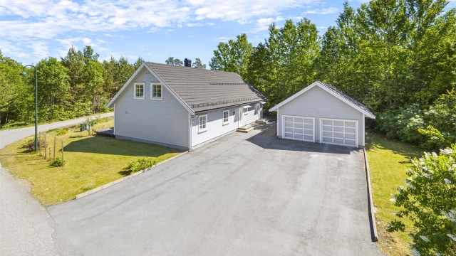 Velkommen til Holmsmyrveien 3 - En hyggelig enebolig over 2 plan med god planløsning, rolig og solrik beliggenhet, lettstelt opparbeidet tomt med dobbel garasje