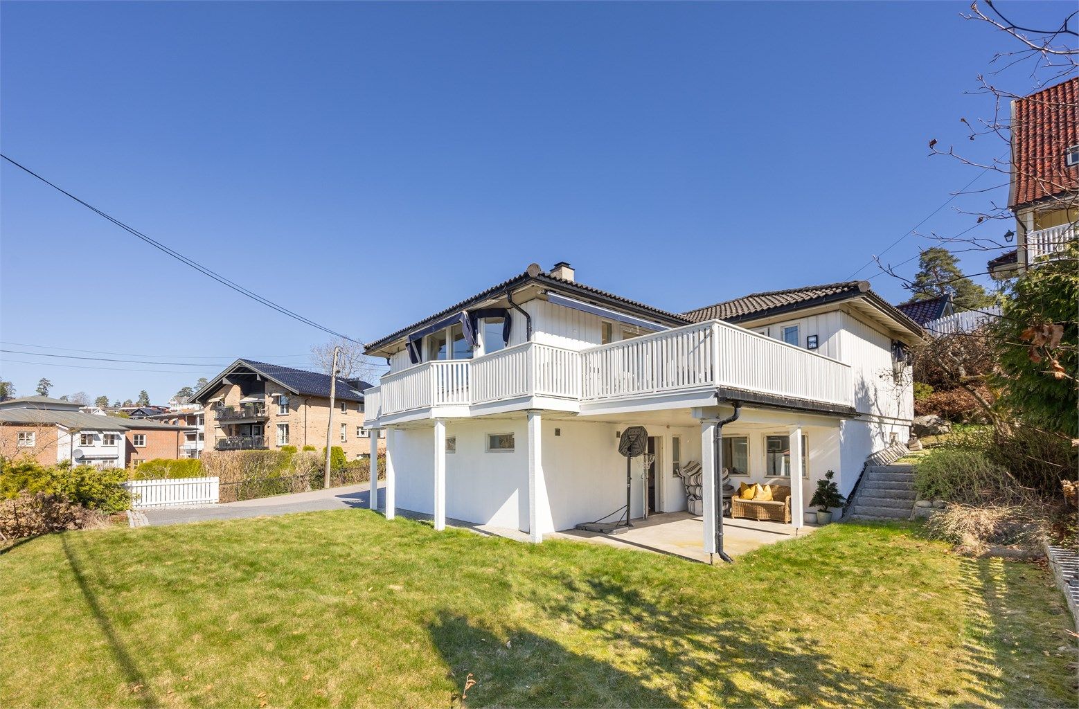 Eiendommen ligger i et rolig nabolag med kort vei til sjøen, servicetilbud på Sæter og offentlig kommunikasjon. Garasje med elbillader er integrert i boligen.