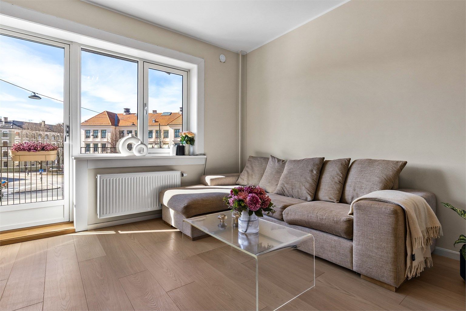 De store vindusflatene, med vinduer fra 2018 og balkongdør fra 2019, slipper inn rikelig med lys. Herfra er det utgang til en romslig balkong.