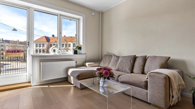 De store vindusflatene, med vinduer fra 2018 og balkongdør fra 2019, slipper inn rikelig med lys. Herfra er det utgang til en romslig balkong.