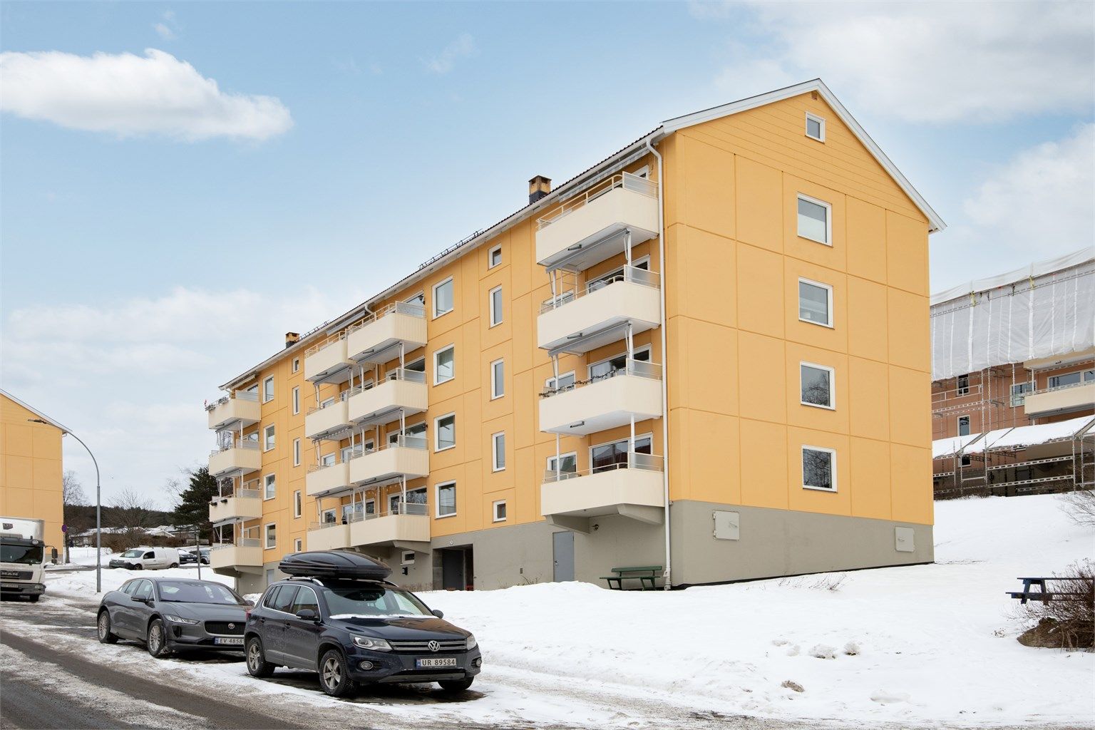 Borettslaget har en stor og pent opparbeidet tomt med flere sittegrupper, lekeplasser, akebakker m.m.