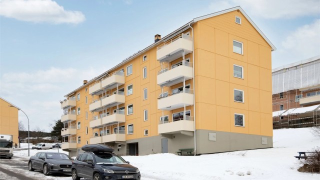 Borettslaget har en stor og pent opparbeidet tomt med flere sittegrupper, lekeplasser, akebakker m.m.