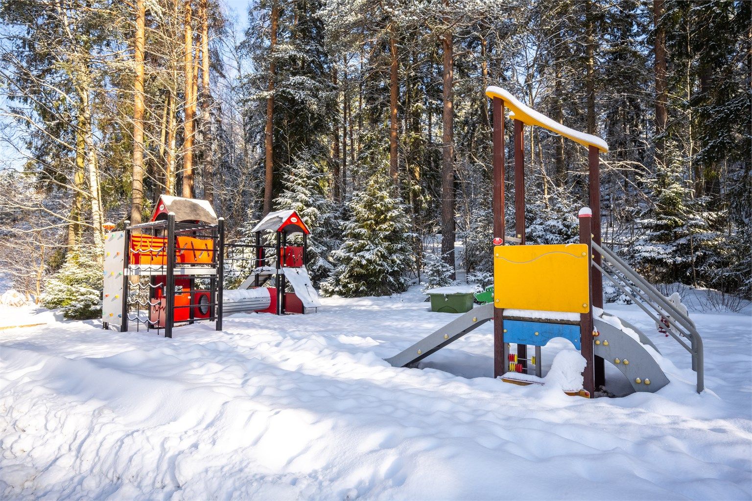 Rett utenfor døren finnes det en lekeplass, ideelt for barnefamilier. Kort vei til Munkerud barneskole. 