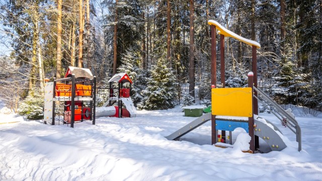 Rett utenfor døren finnes det en lekeplass, ideelt for barnefamilier. Kort vei til Munkerud barneskole.