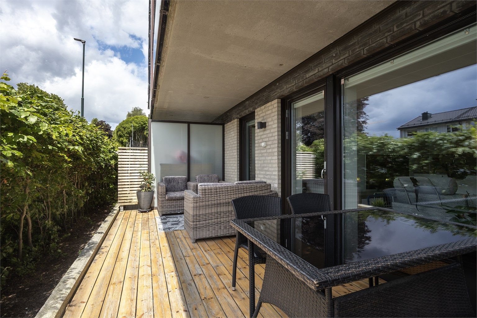 Fra stuen er det adkomst til stor skjermet markterrasse på hele 17 m²