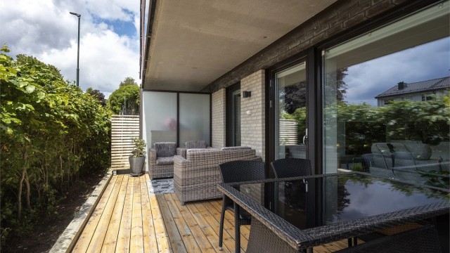 Fra stuen er det adkomst til stor skjermet markterrasse på hele 17 m²