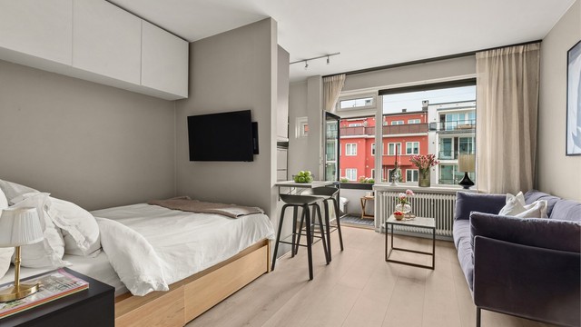 God oppbevaringsplass både over og under sengen gjør det enkelt å holde hjemmet ryddig og gir rom for en praktisk hverdag.