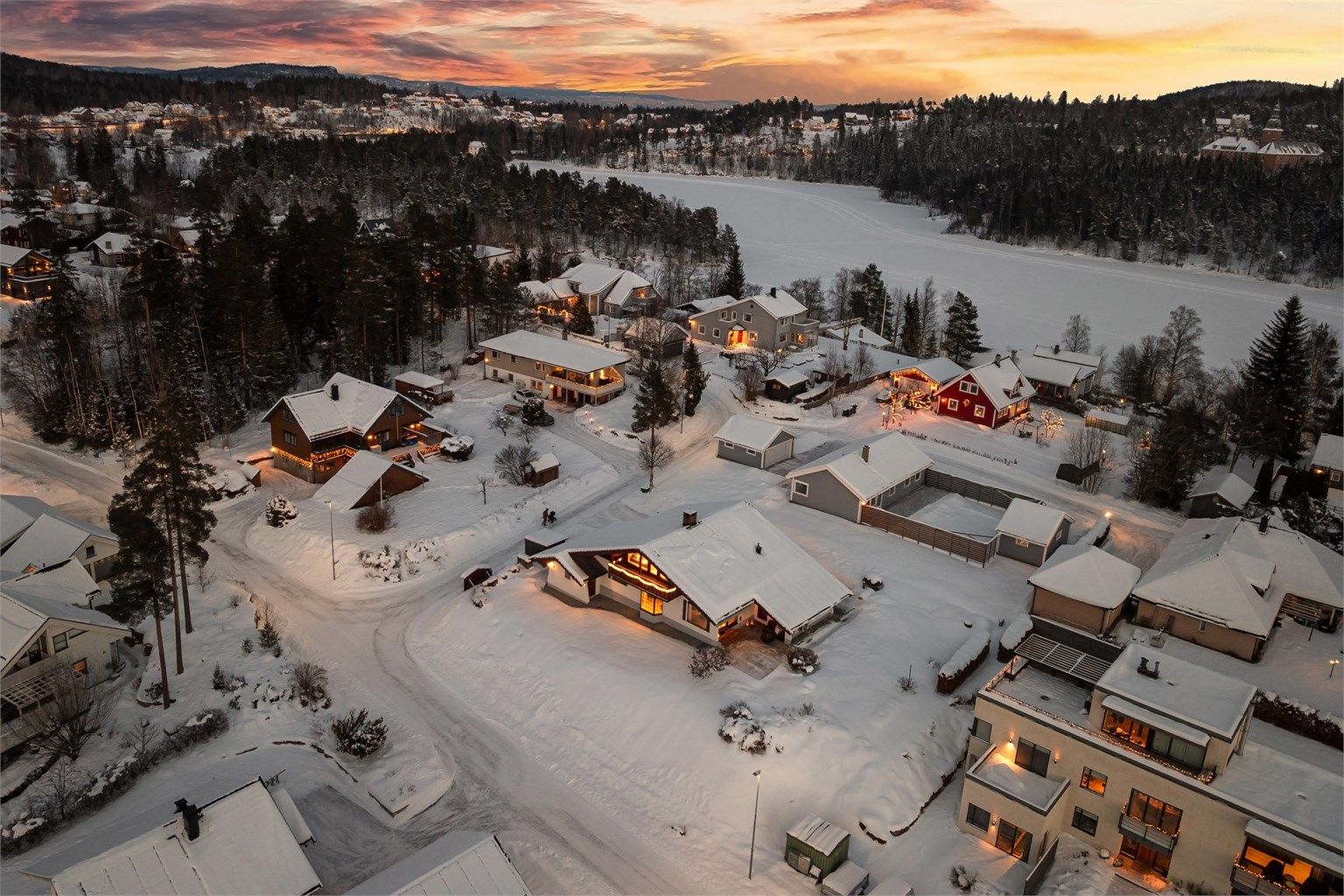 På vinterstid er det oppkjørte skøyteløyper på vannene.