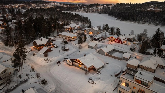 På vinterstid er det oppkjørte skøyteløyper på vannene.