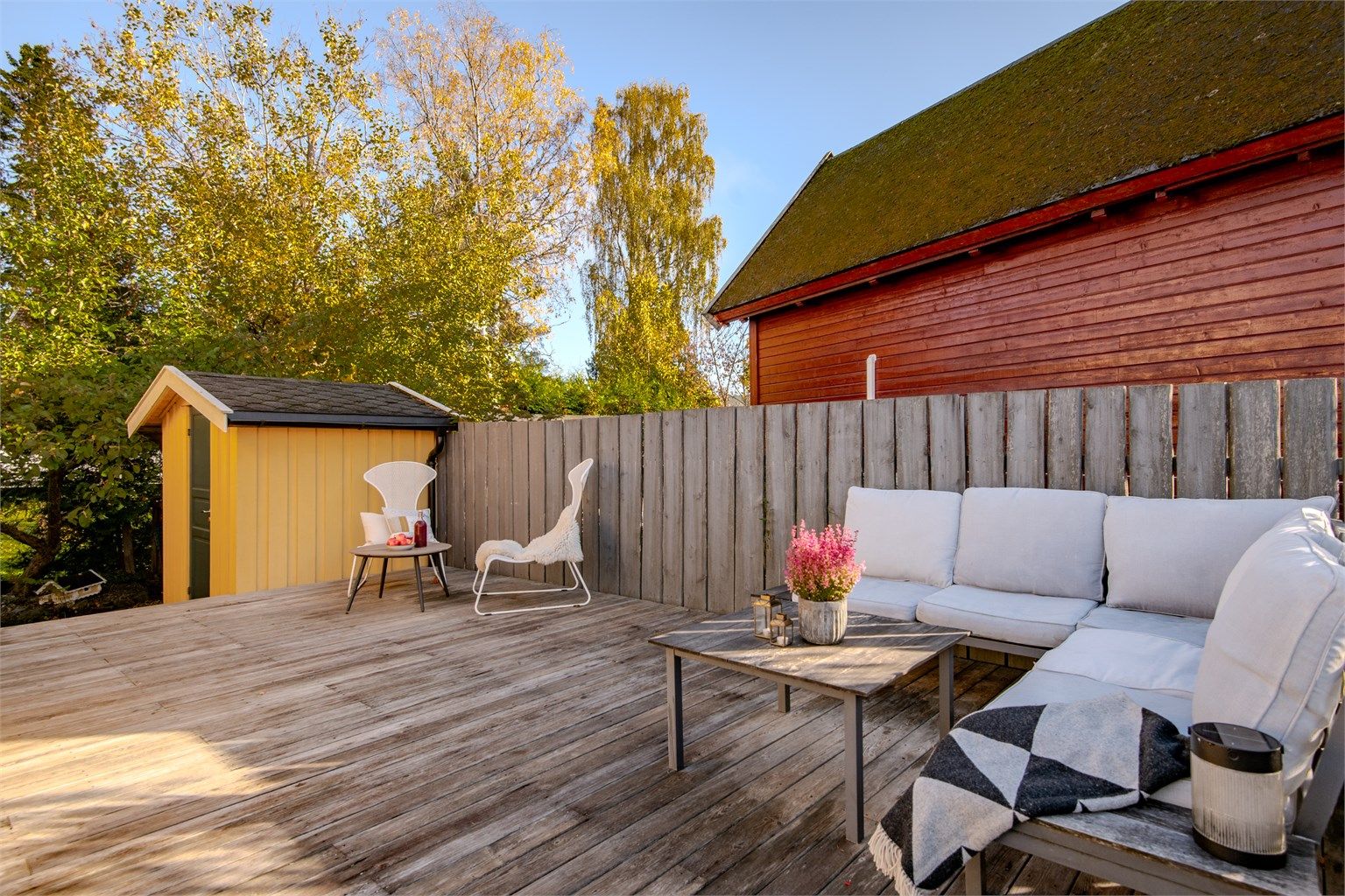 Stor markterrasse i tre med god plass til loungegruppe og spiseplass. Terrassen har sol fra morgen til kveld i sommerhalvåret, og vandrende skygge/sol resten av året.