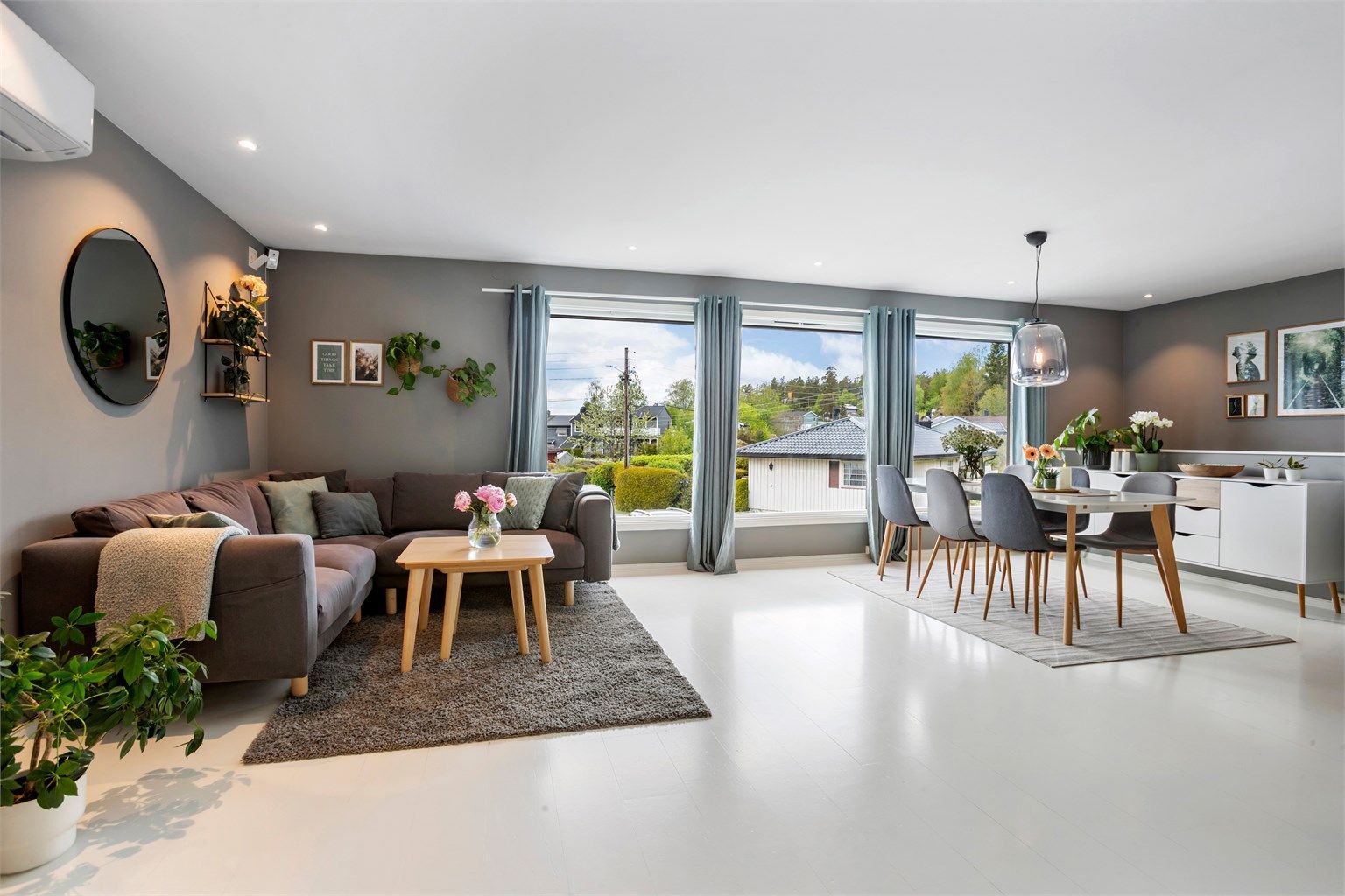 Stuen i 1. etasje har plass til både en romslig sofagruppe og spisebord. 