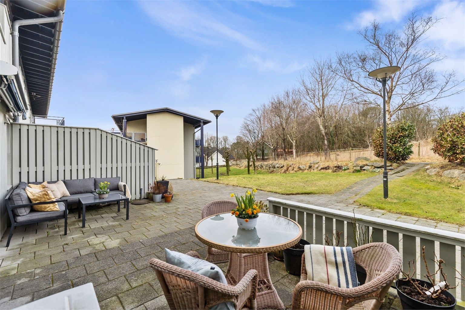 Uteplassen vender ut mot et rolig og bilfritt fellesområde med grøntarealer.