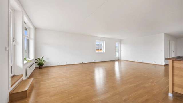 Meget romslig oppholdsrom med god plass til både stor sofagruppe og spisebord.