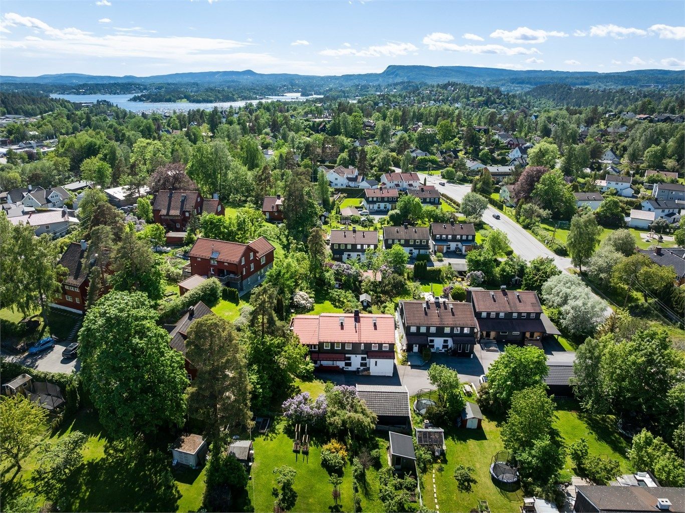 Høvik og omegn byr på nærhet til sjøen, marka og et godt utvalg av servicetilbud.