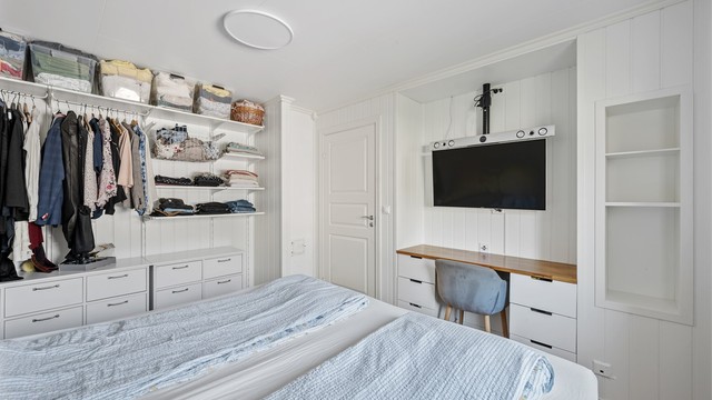Rommet er innredet med en praktisk, åpen garderobeløsning.