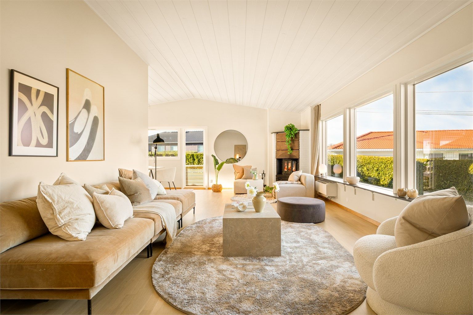 Koselig peis med glassdør som varmer godt og fremstår som et smykke i rommet. I tillegg er det montert varmepumpe under vinduet.