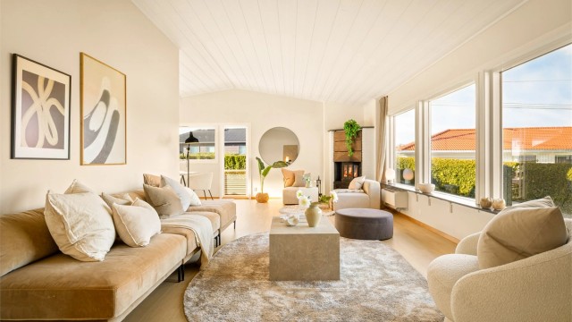 Koselig peis med glassdør som varmer godt og fremstår som et smykke i rommet. I tillegg er det montert varmepumpe under vinduet.