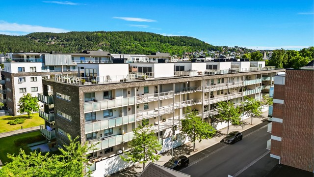 Det er også parkering i gate etter områdets bestemmelser.