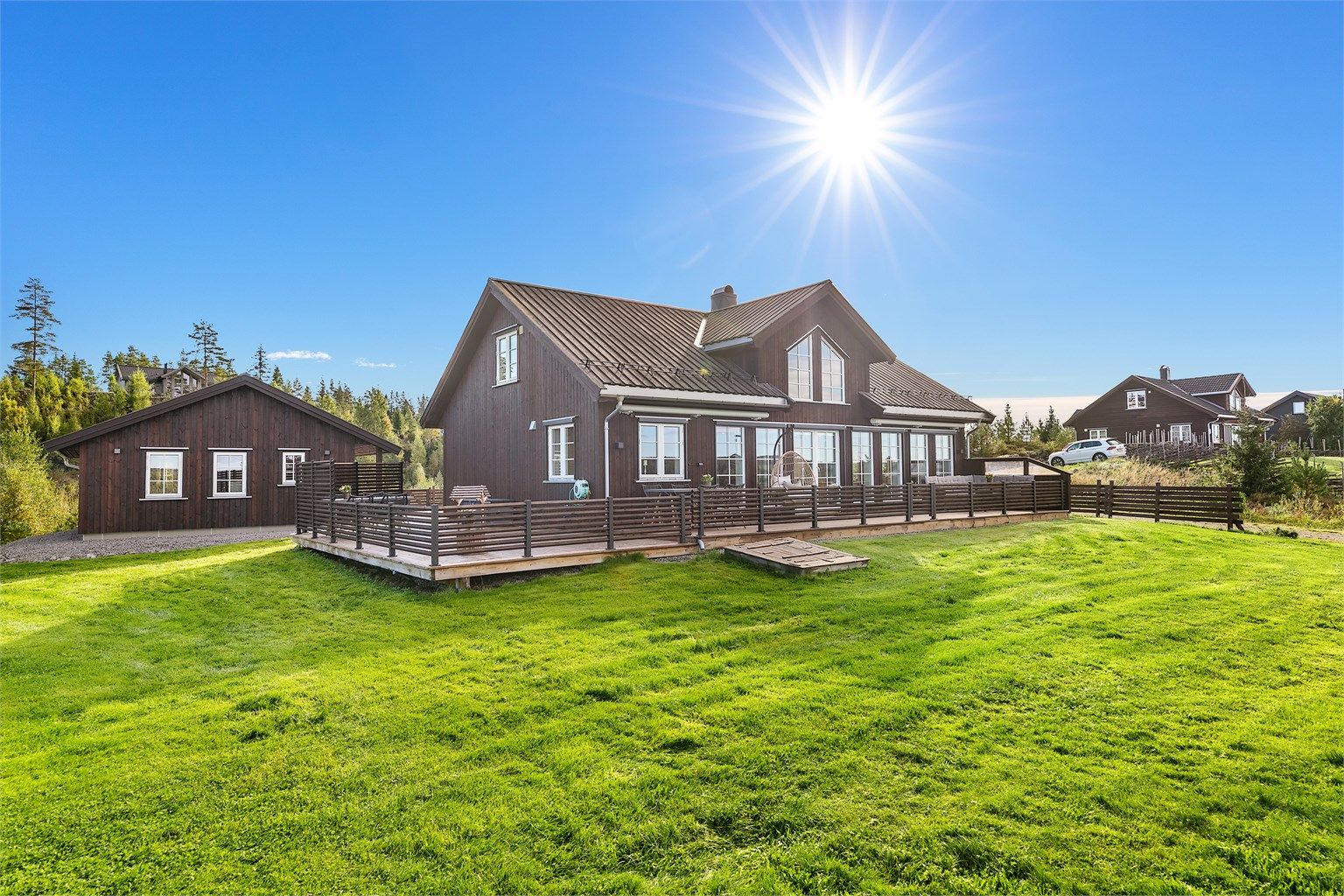 Hytta ligger på en trivelig tomt med mange fine uteplasser, lek og moro, har alle fasiliteter og god plass til hele familien