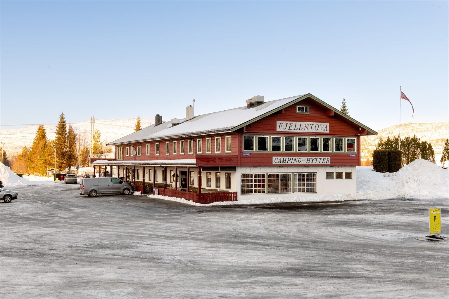 Ørskogfjell Skisenter og Fjellstova ligger kun ca. 1 km fra hytta