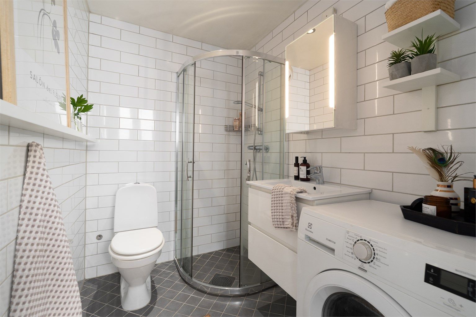 Pent, flislagt baderom med varme i gulv og downlights i himling