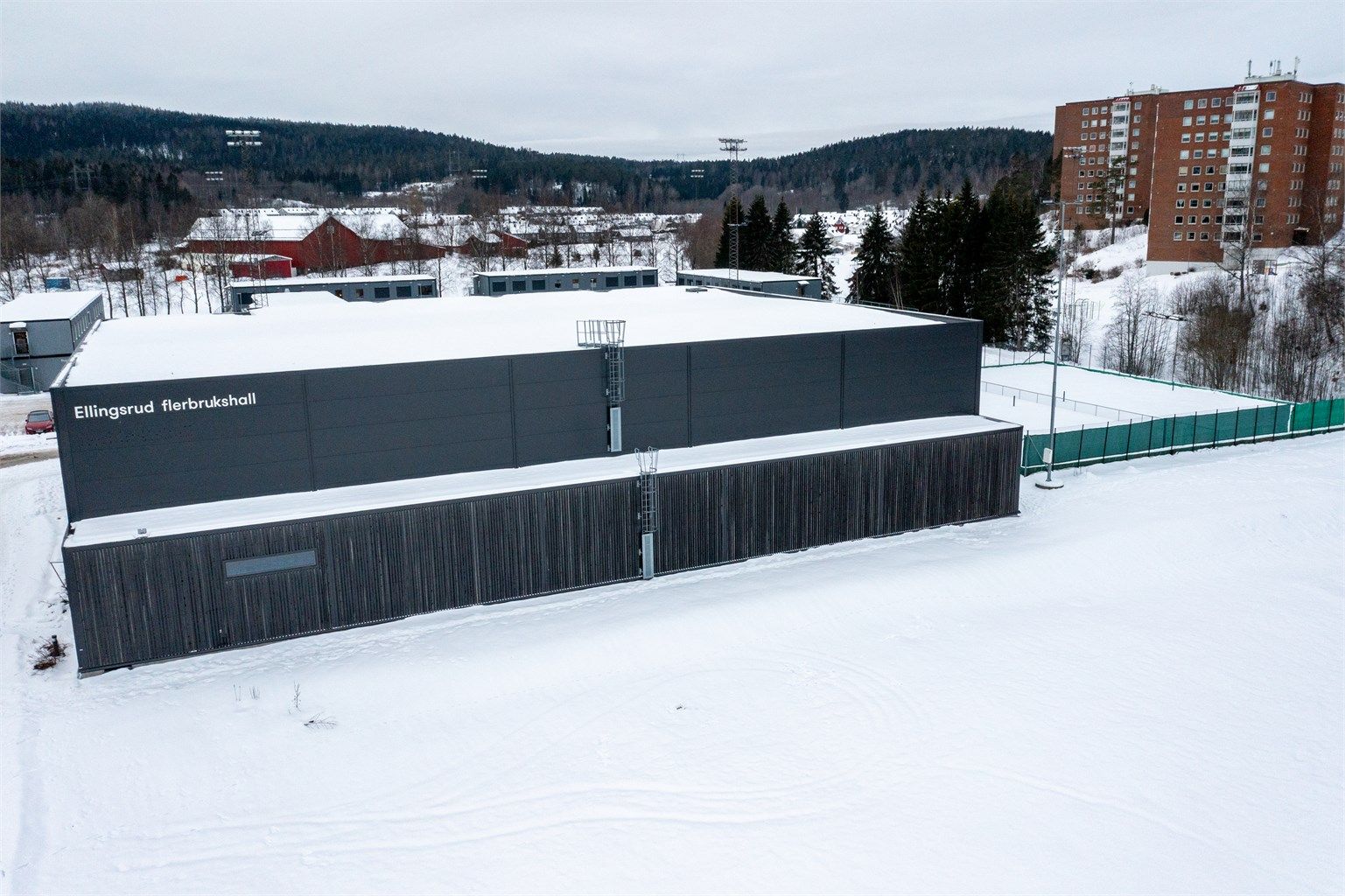 Ellingsrud fleridrettshall har spillbaner for håndball, basketball, volleyball, innebandy og badminton. Hallen drives av Ellingsrud idrettslag.