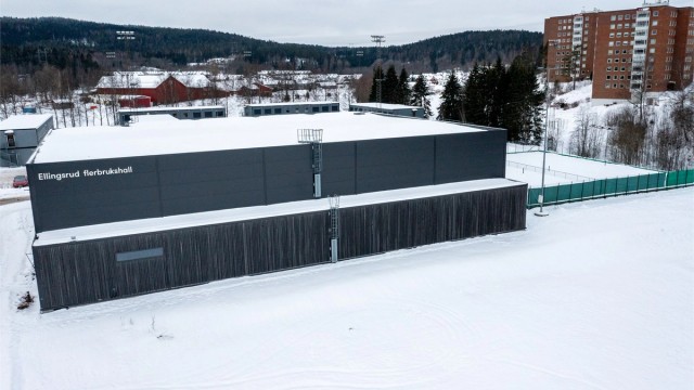 Ellingsrud fleridrettshall har spillbaner for håndball, basketball, volleyball, innebandy og badminton. Hallen drives av Ellingsrud idrettslag.