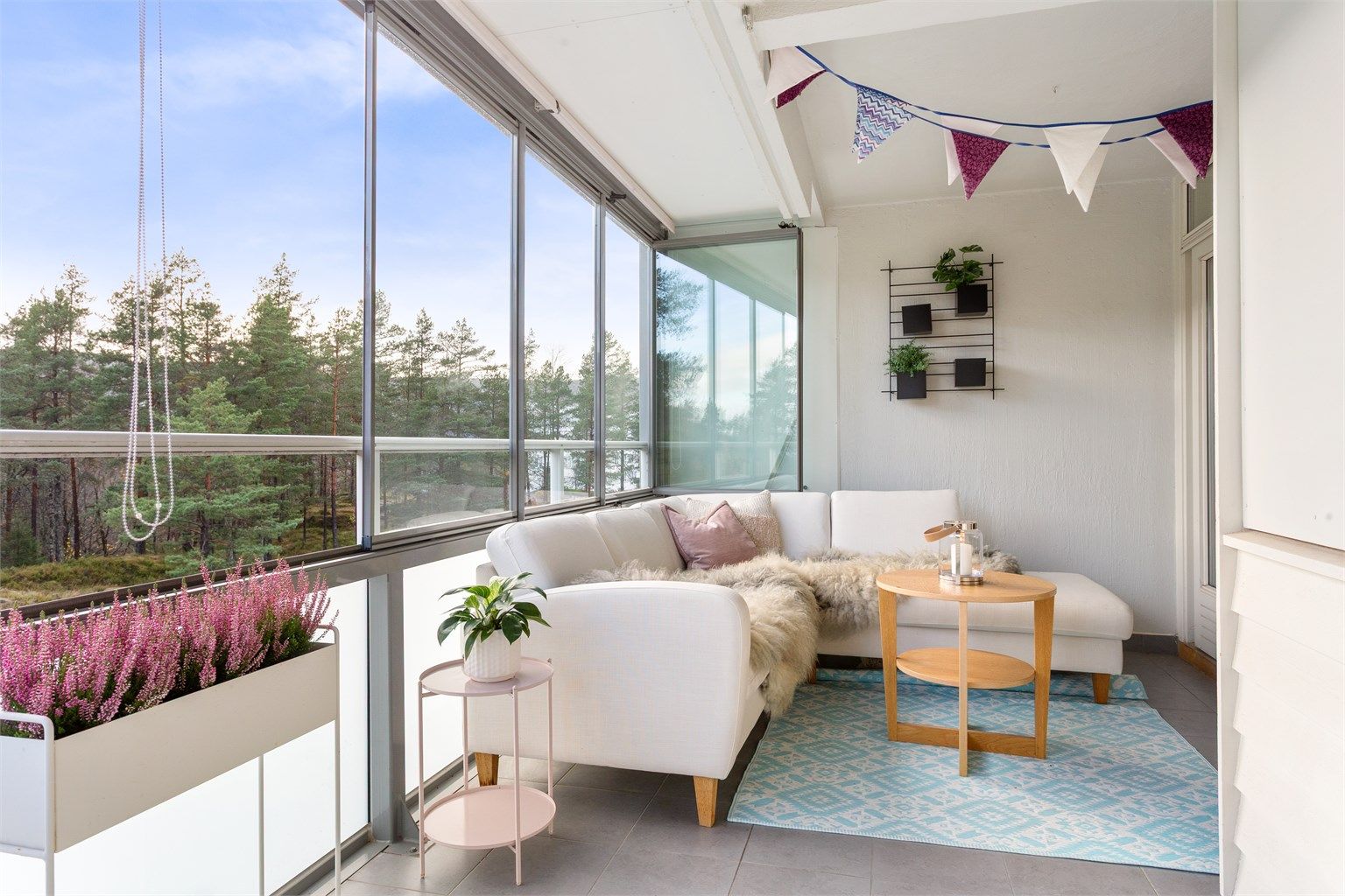 Toppleilighet beliggende i tredje etasje med romslig glassveranda. Flott ekstra rom på varme dager! Koselig utsikt mot marka!