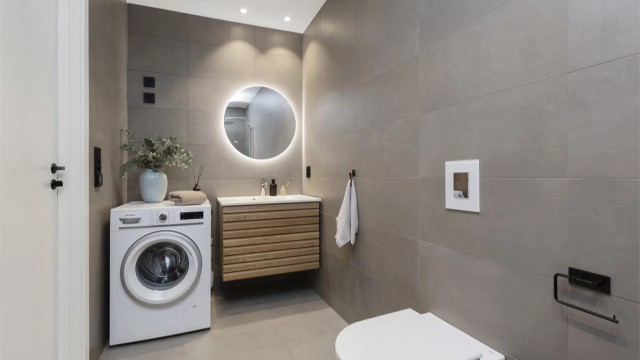 Hovedbadet i 2. etasje med HTH- innredning, delikate fargevalg, elektriske varmekabler i gulvet og opplegg for vaskemaskin.