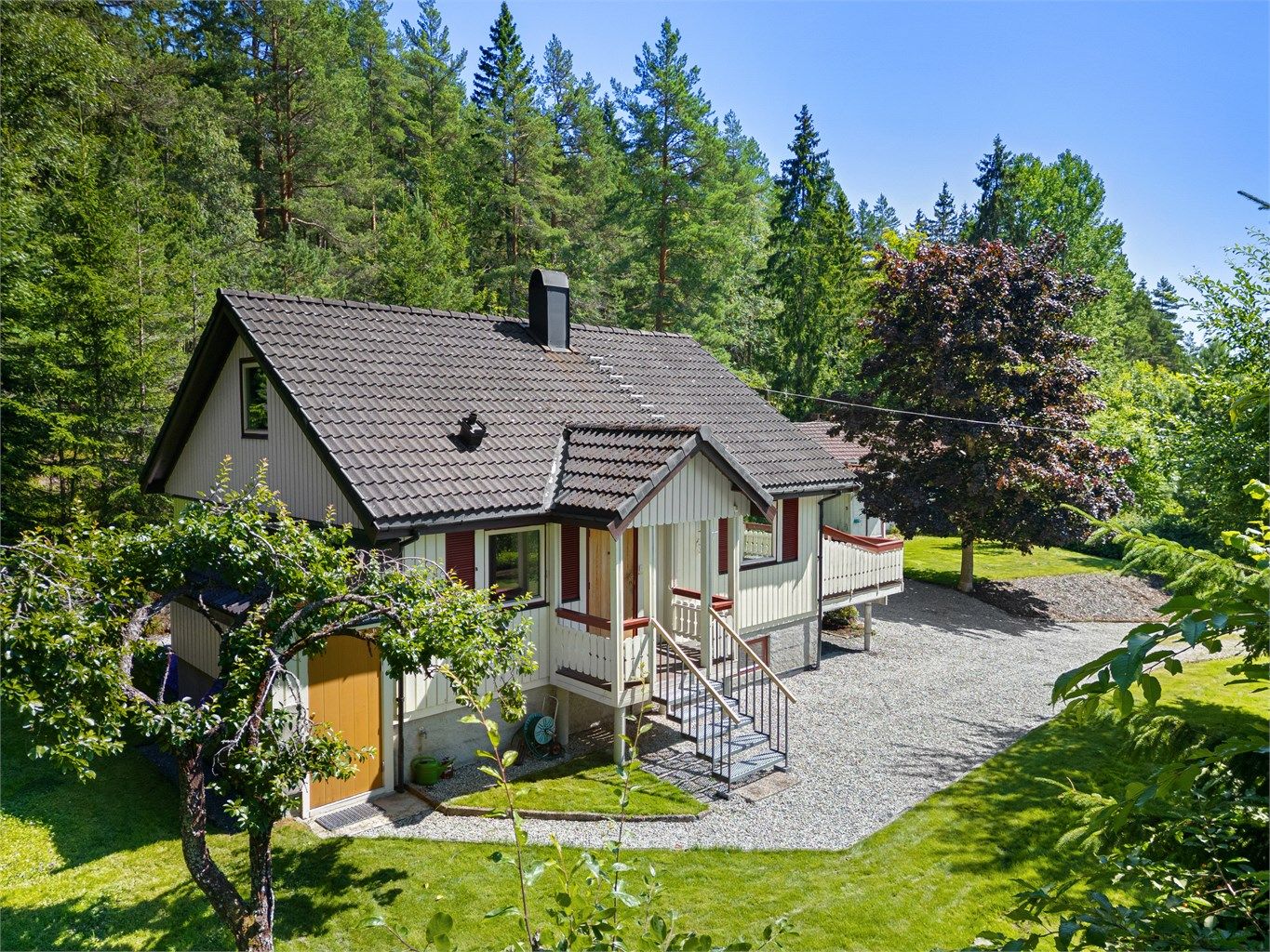 Enebolig fra 1988 med behov for oppussing beliggende i landlige omgivelser. Boligen er utvendig malt i 2024.