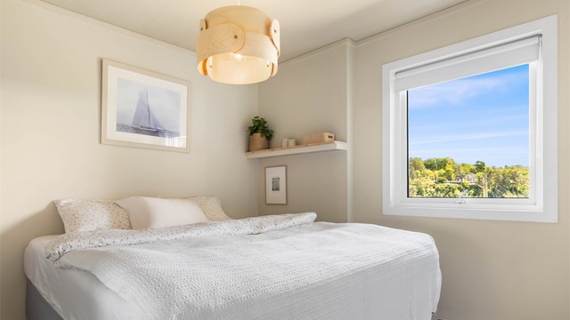 Det andre soverommet i underetasjen har god plass til dobbeltseng og garderobe.